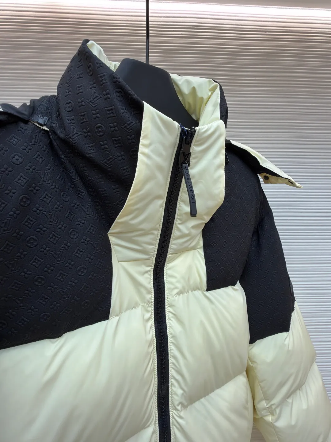 LOUIS VUITTON Positioned Pattern Belted Down Jacket ●Original version: Purchased and developed by 26829 ●Item No.: 1682101-D30 ●Fabric: White duck down fabric ●Technology: Mechanical down filling ●Color: Black and white color matching ●Type: Fitted version ●Weight: about 1105 grams ●Size: S-M-L-XL ●Description: This practical jacket combines temperature and style. The body is made of two fabrics of close tones, and the yoke and hood are made of Mini Monogram embossed material. The detachable hood is cleverly stored on the collar and sleeve sides, embellished with logo silicone patches and Ecodown© filling, which is lightweight and warm. Fabric 1: 92% nylon, 8% spandex; Fabric 2: 90% nylon, 10% spandex; Lining 1: 92% nylon, 8% spandex; Lining 2: 100% polyester Filling: 100% polyester; Trims excluded; detachable hood with ripstop yoke and embossed logo on hood, drawstring hem filled with 100% Ecodown© recycled polyester for easy care and lightweight texture, warmth and insulation. The overall wiring is straight and delicate, the fabric is comfortable and soft, and the color is consistent without color difference. It can be matched with the same style to create a fashionable look and control various occasions. Customized accessories, complete with three standards, same style for men and women!